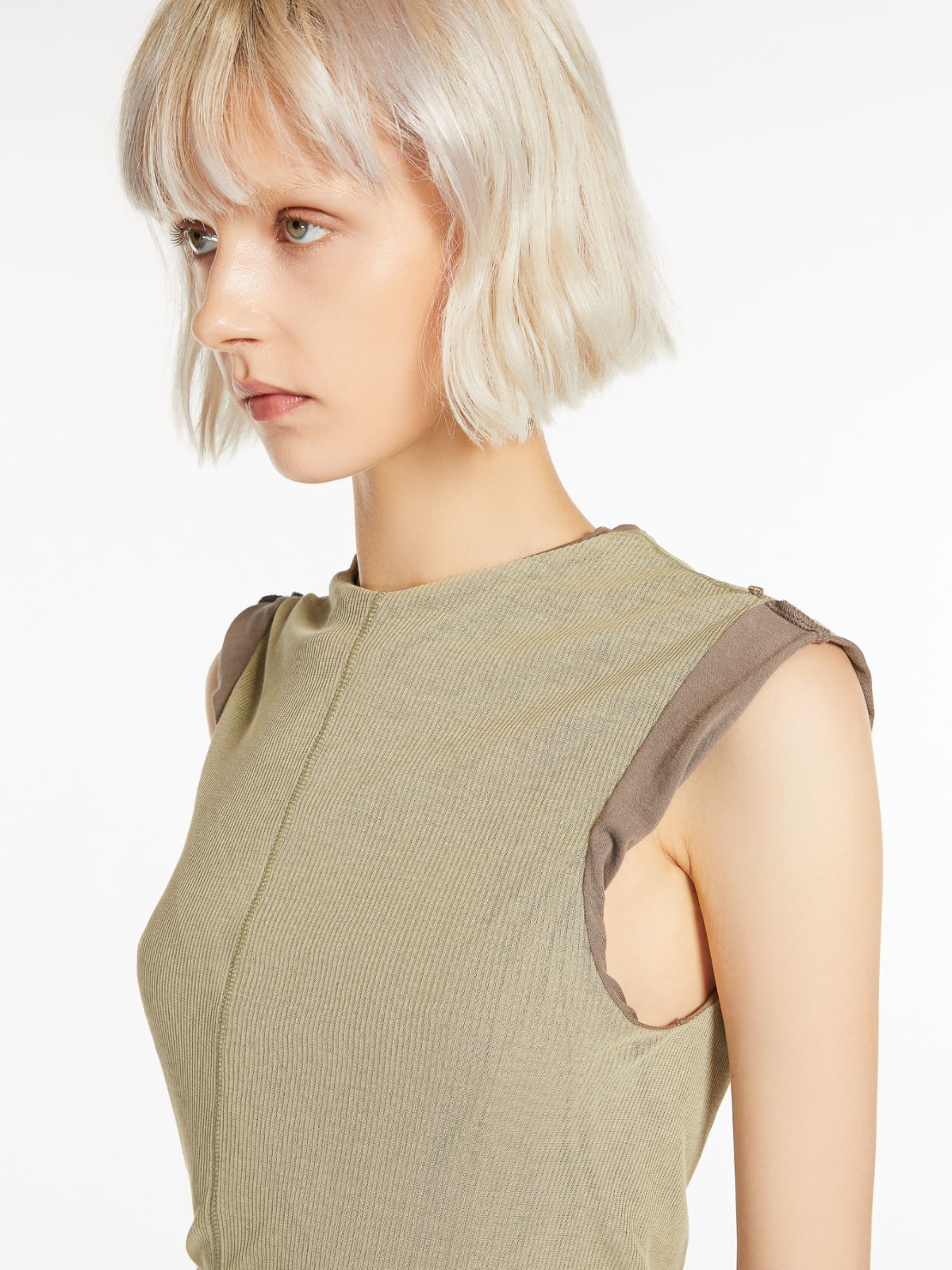 Reversible sleeveless top