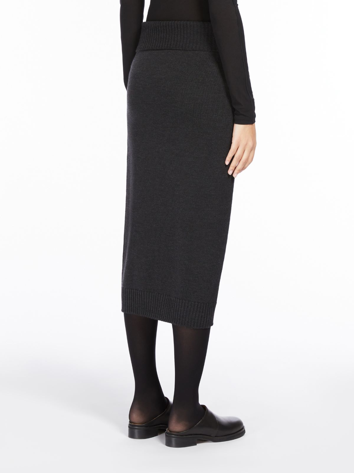 Seamless wool skirt