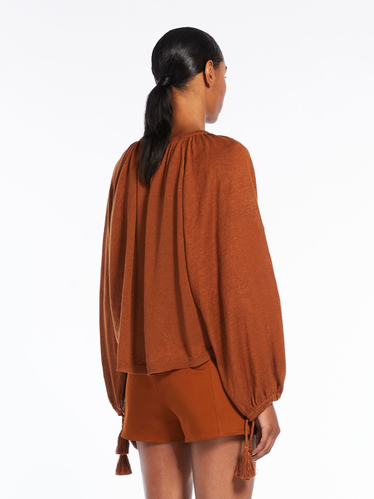 Loose-fitting linen yarn jumper