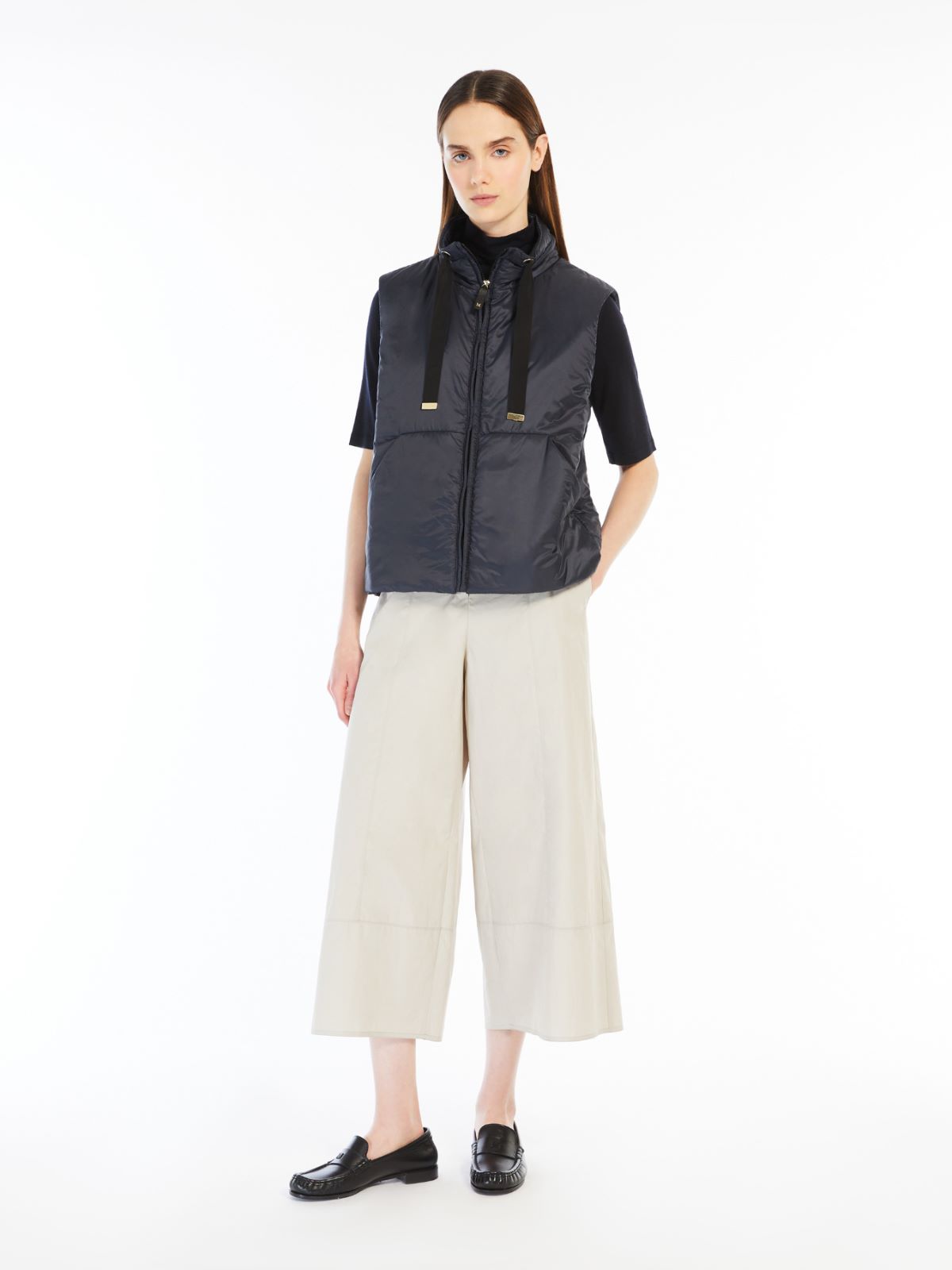 Water-repellent canvas gilet with a stand-up collar