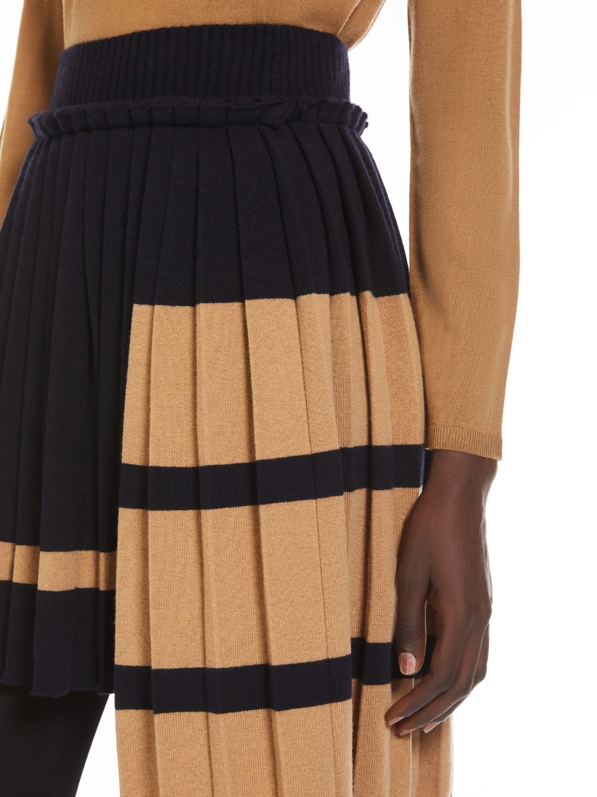 Pleated knit skirt
