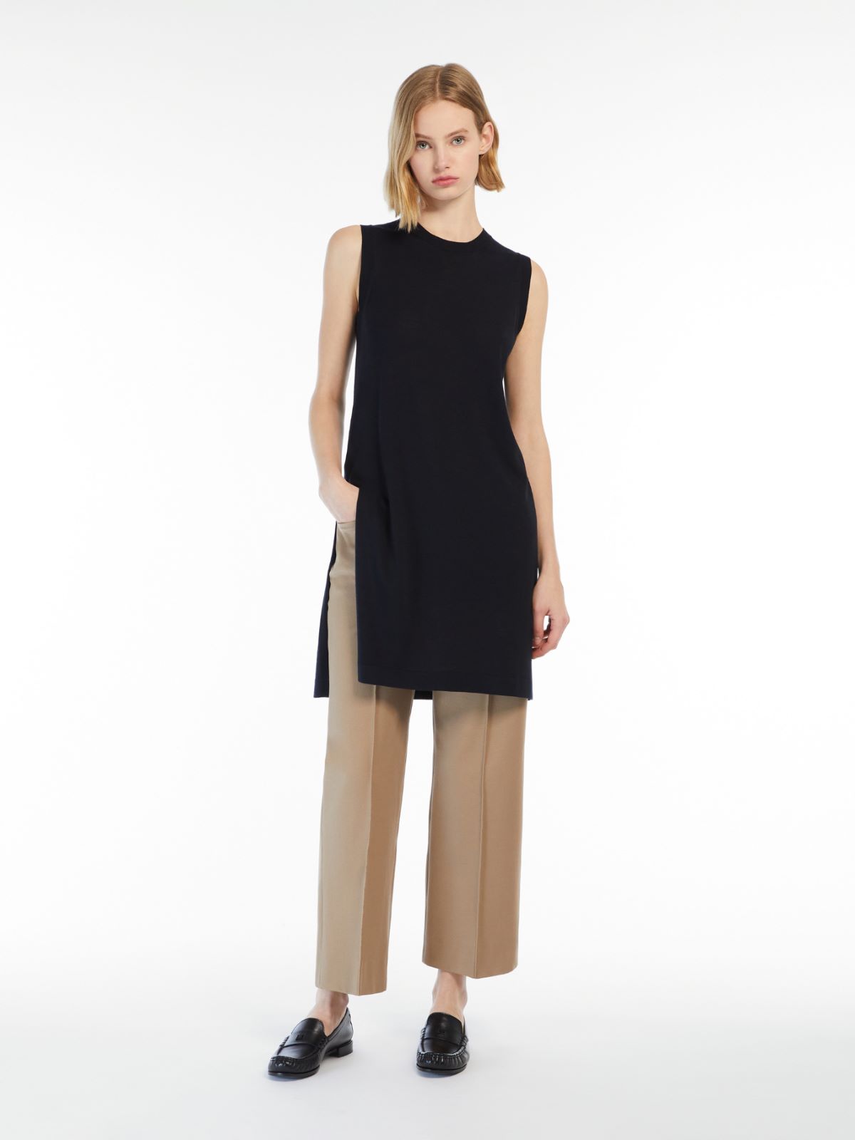 Long top in wool yarn