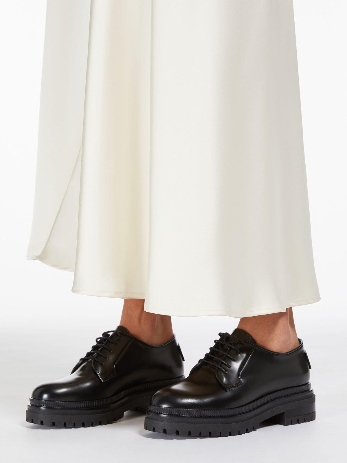 Leather lace-ups