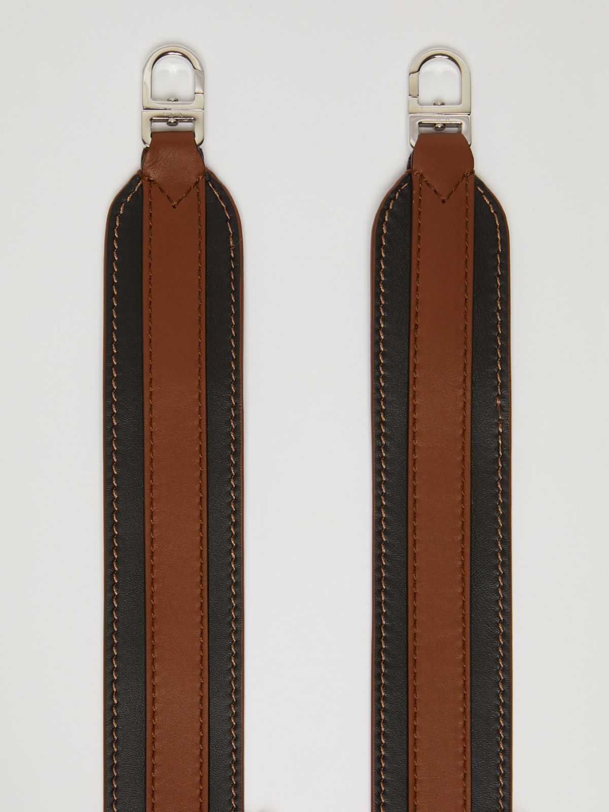 Reversible leather shoulder strap