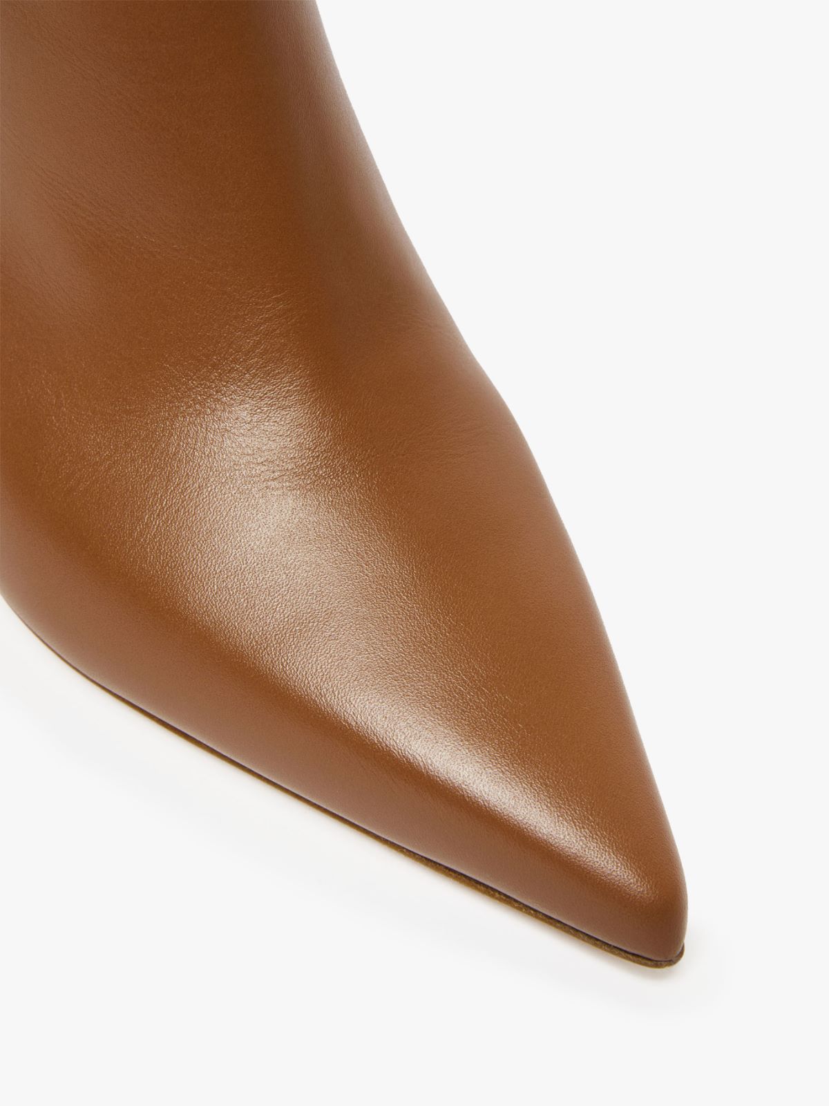 Leather ankle boots with zip