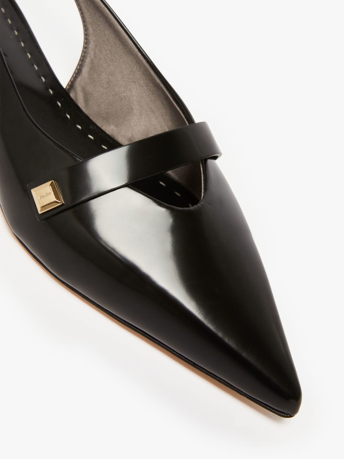 Flat leather sandals