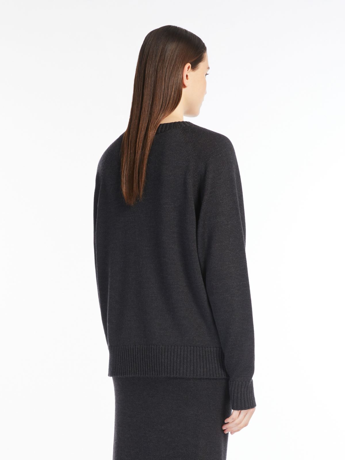 Wool knit pullover