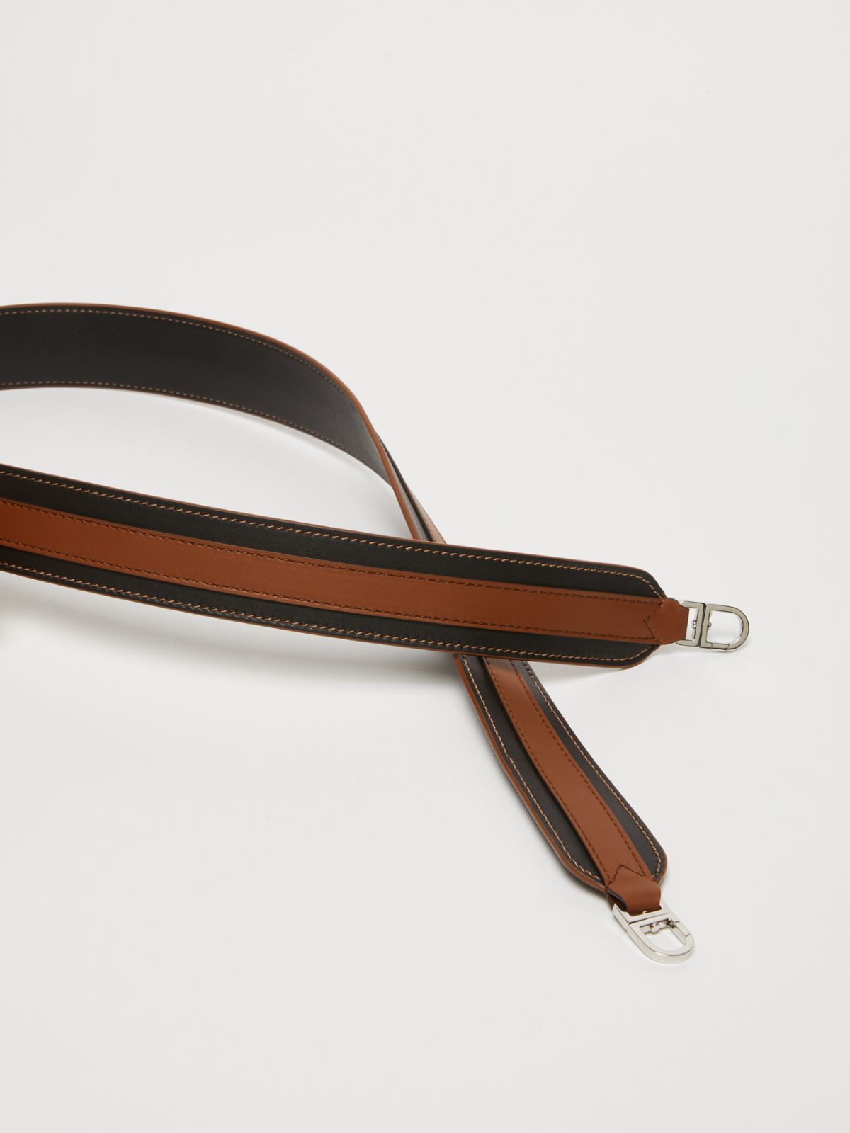 Reversible leather shoulder strap