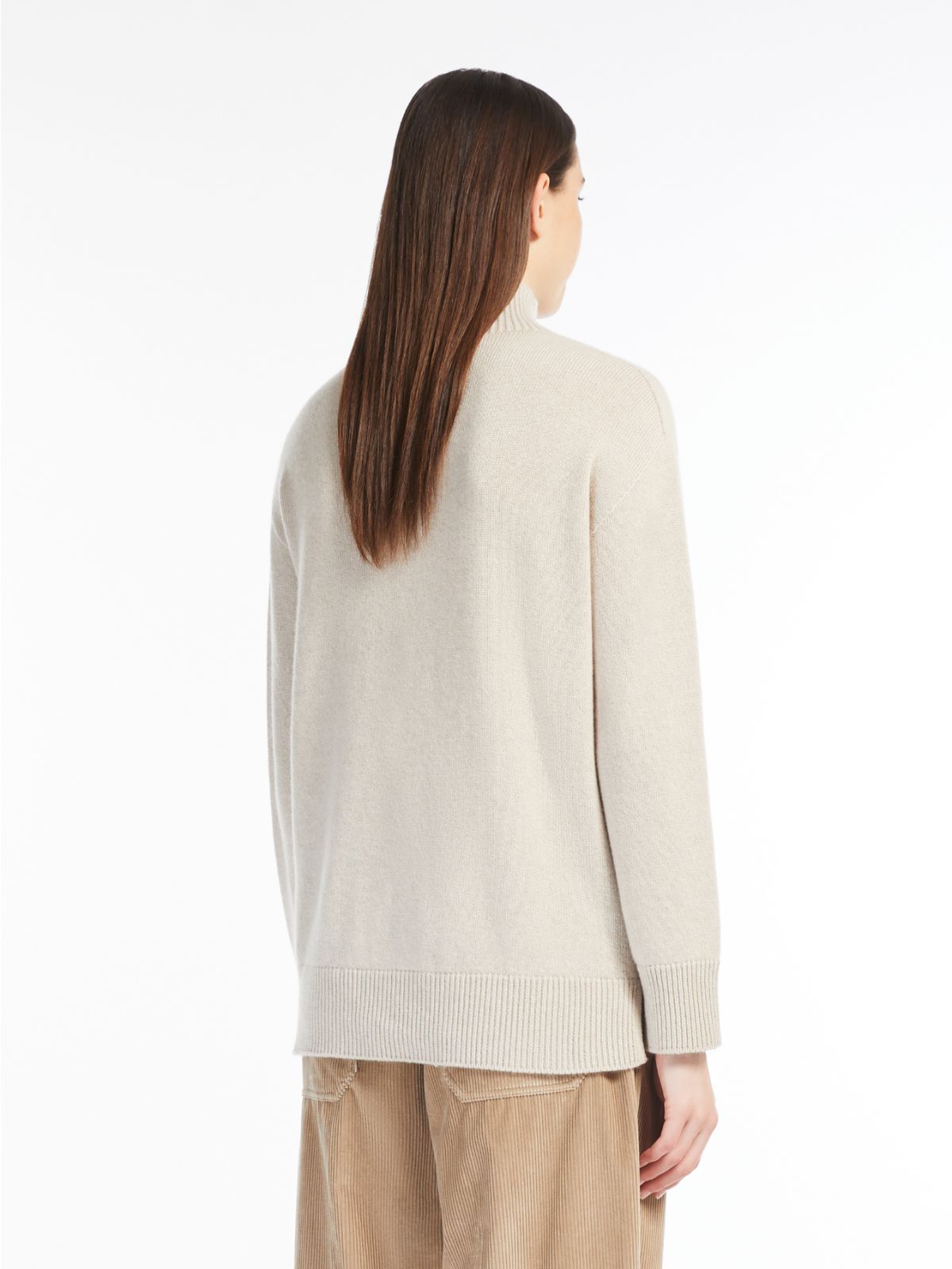 Cashmere yarn turtleneck
