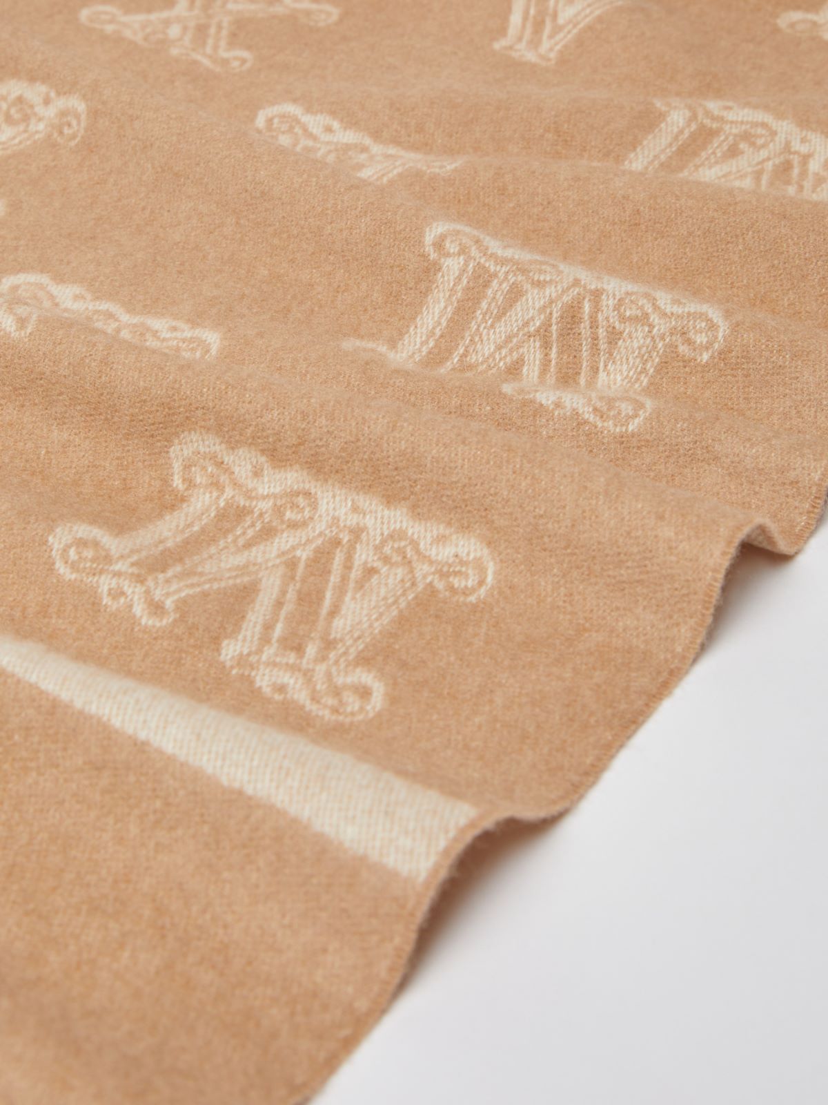 Jacquard camel colour stole