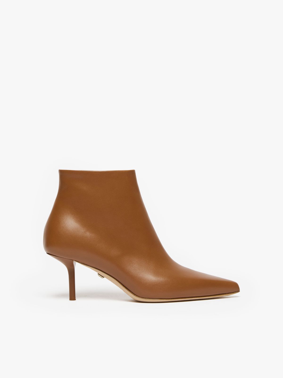 Leather ankle boots with zip