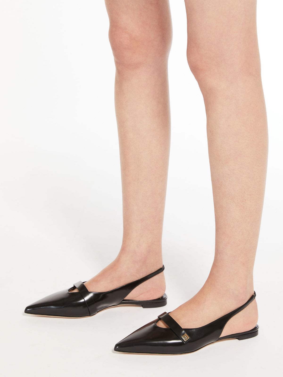 Flat leather sandals