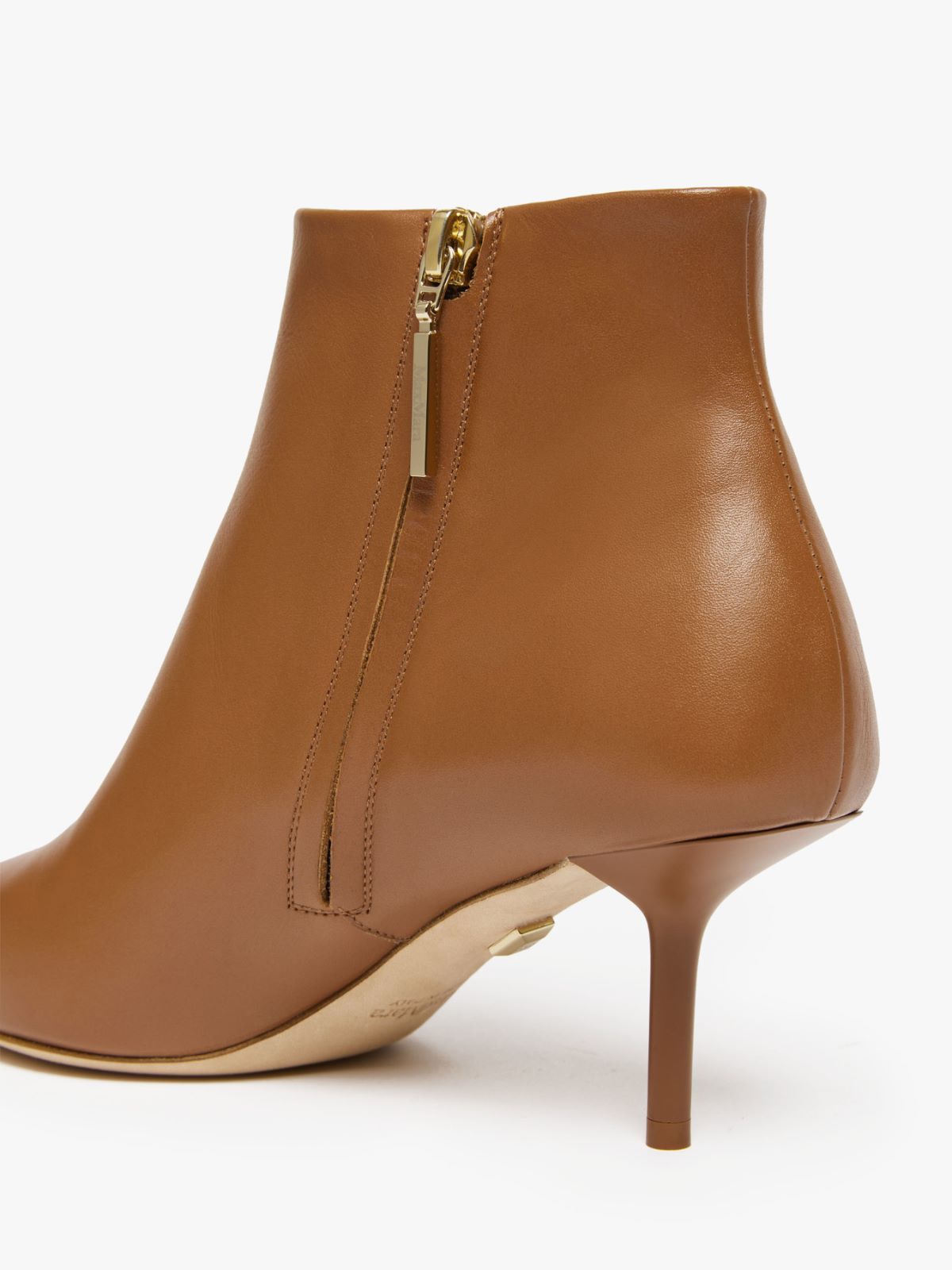 Leather ankle boots with zip