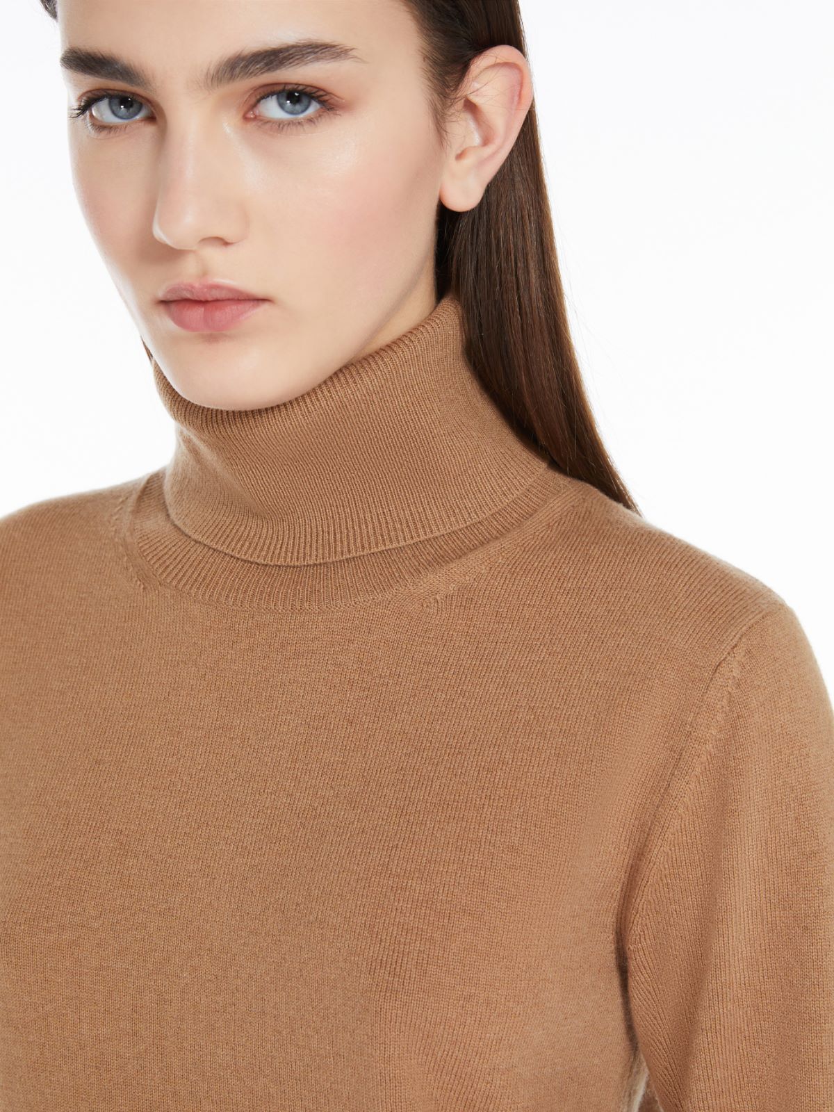 Cashmere polo-neck jumper