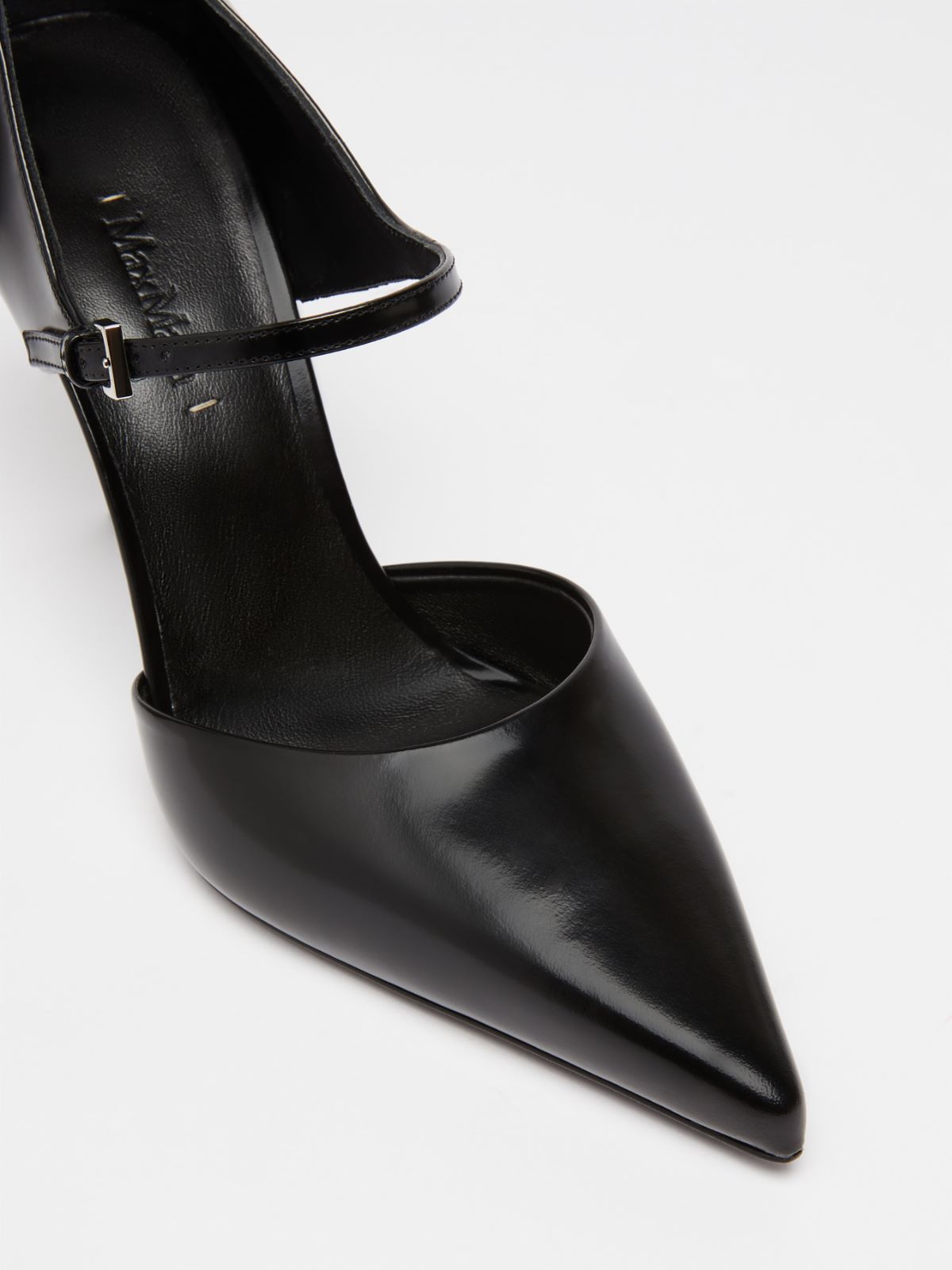 Leather court shoes