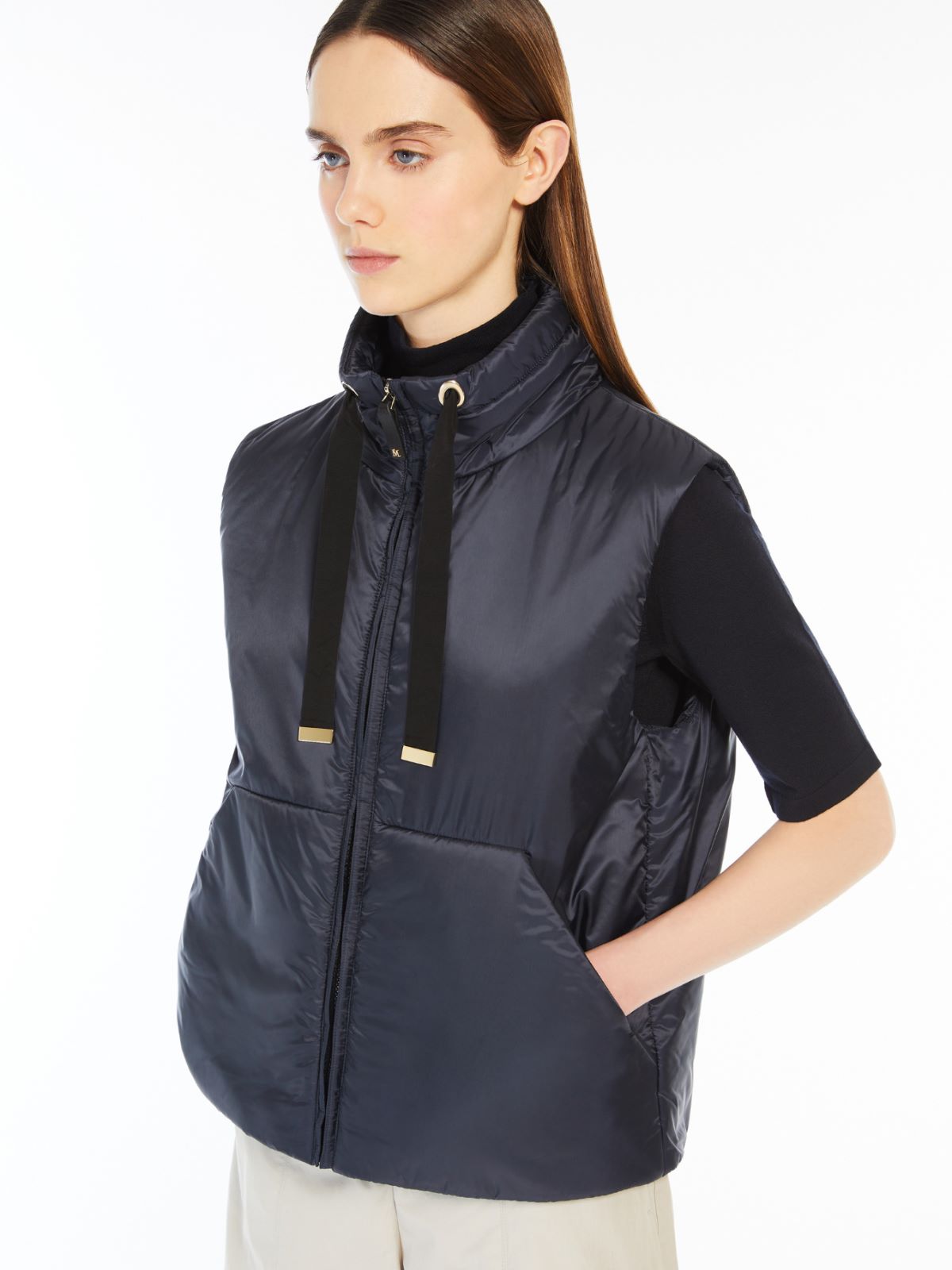 Water-repellent canvas gilet with a stand-up collar
