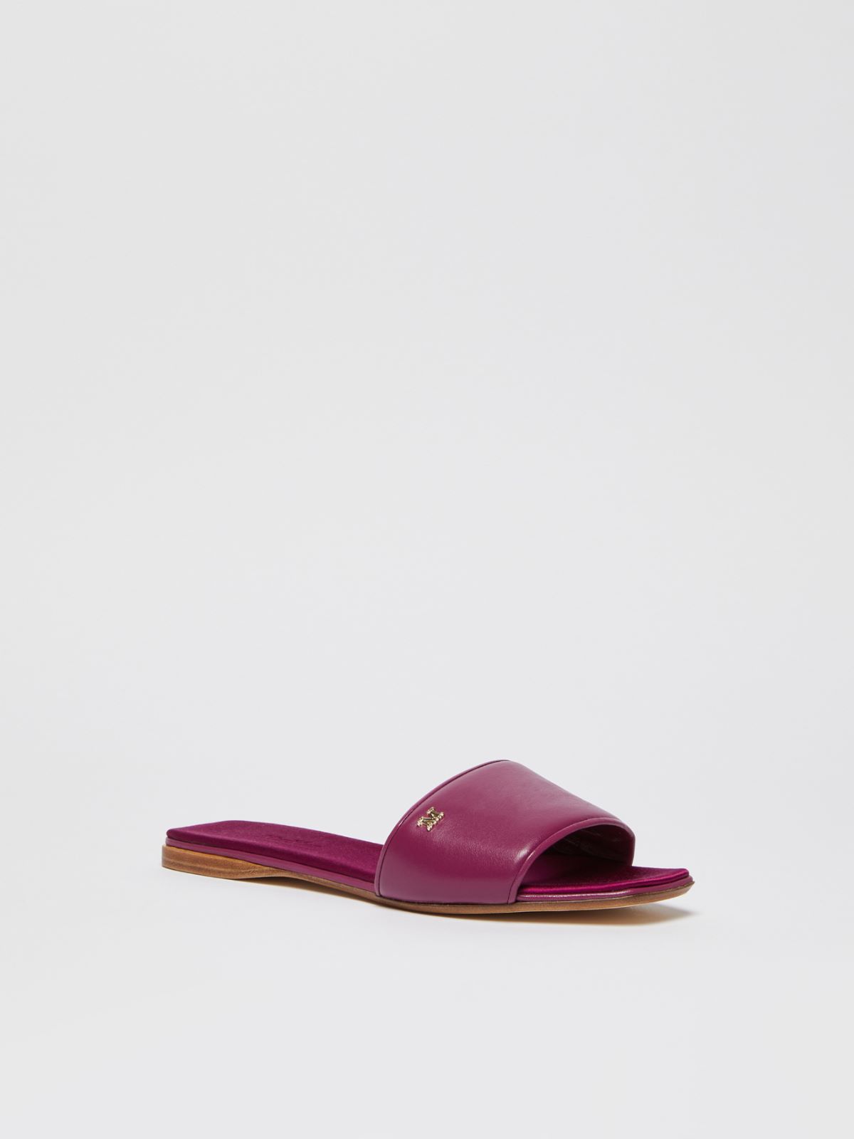 Flat leather sandals