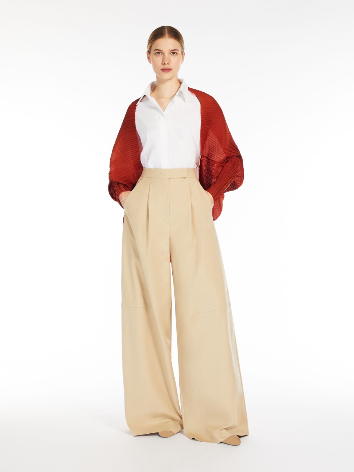 Shrug in pleated fabric