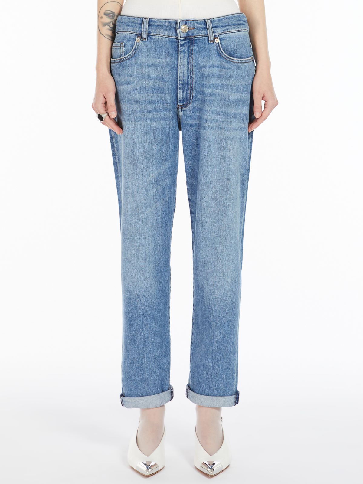 Low-rise boyfriend jeans