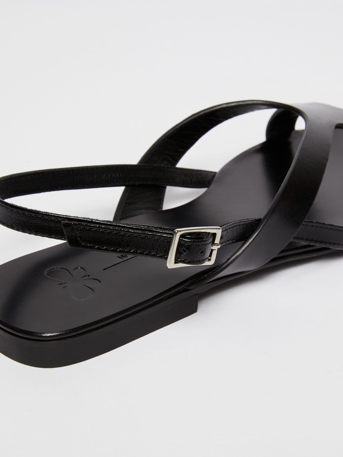 Flat leather sandals