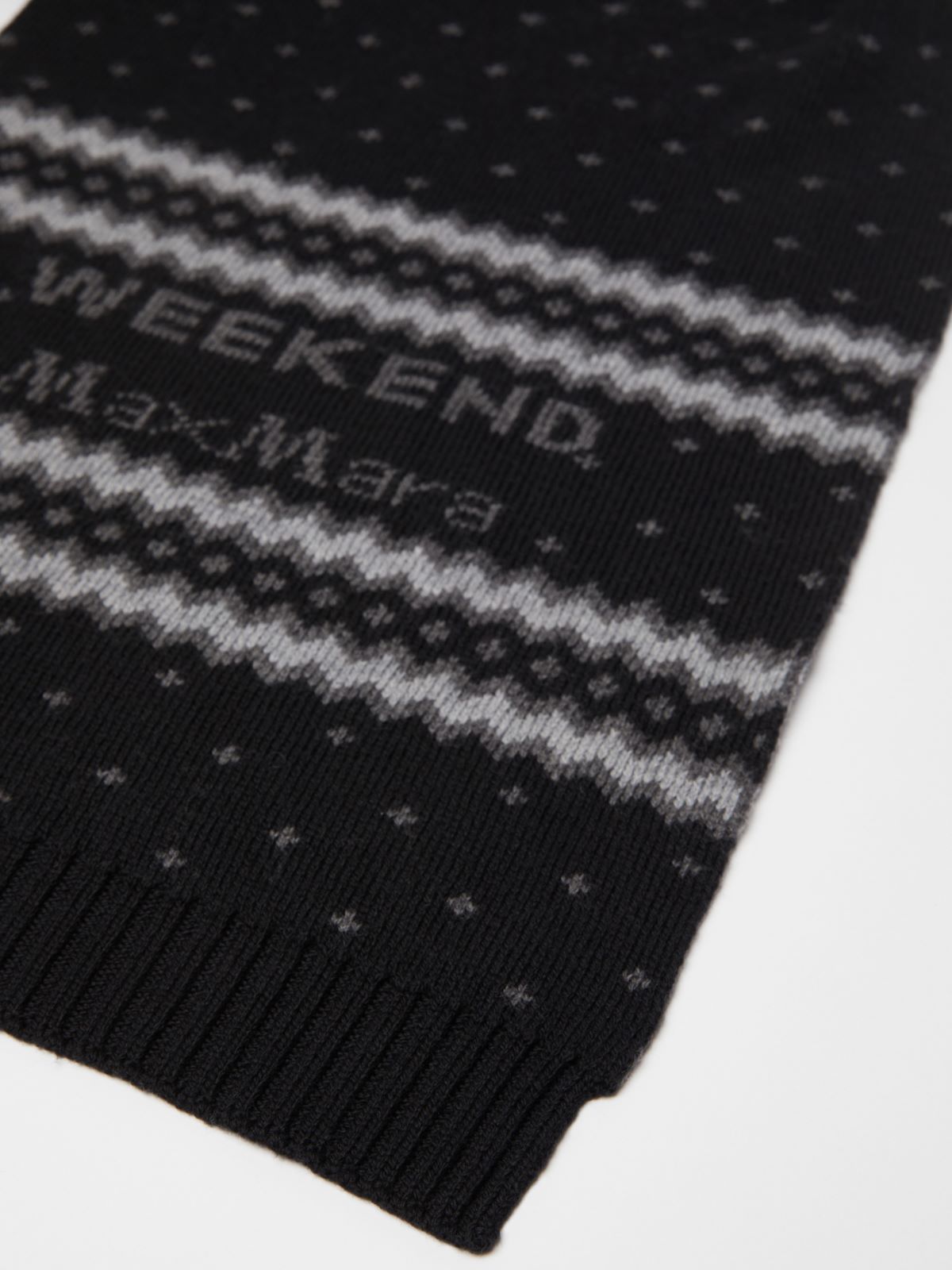 Jacquard-knit wool scarf