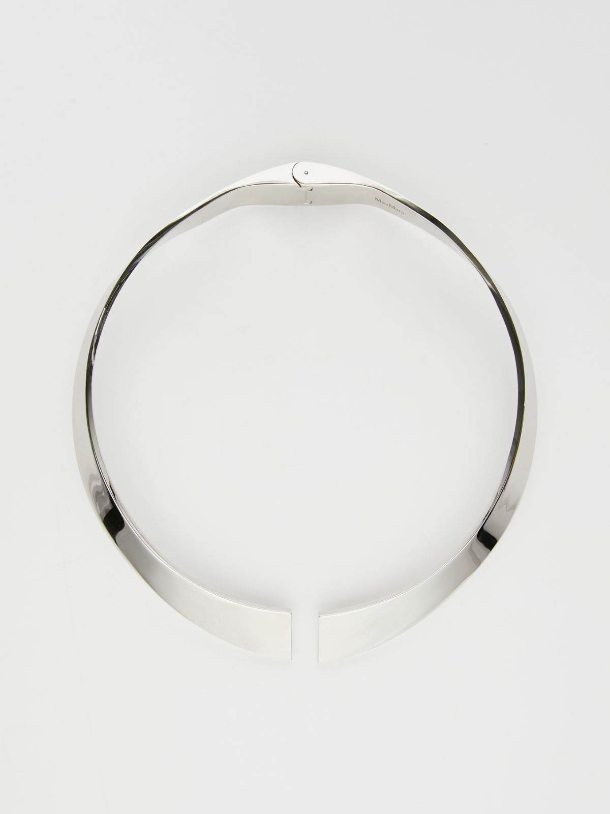 Rigid metal choker