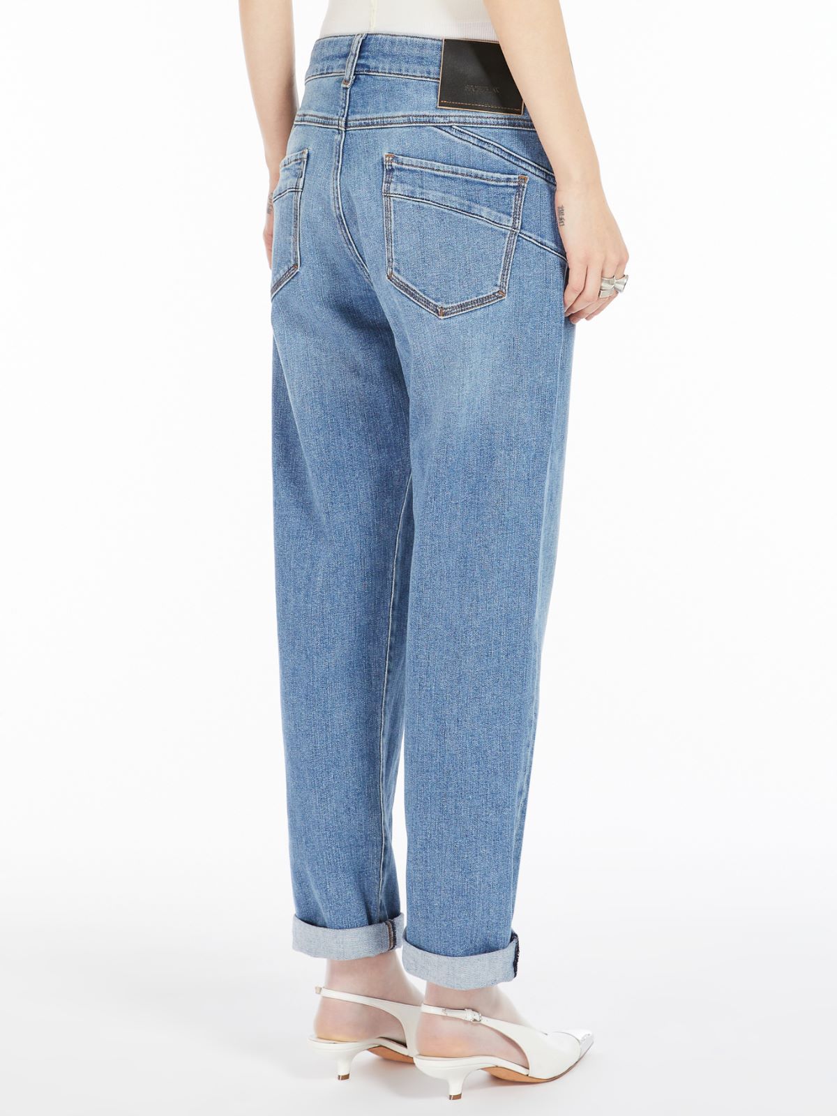 Low-rise boyfriend jeans