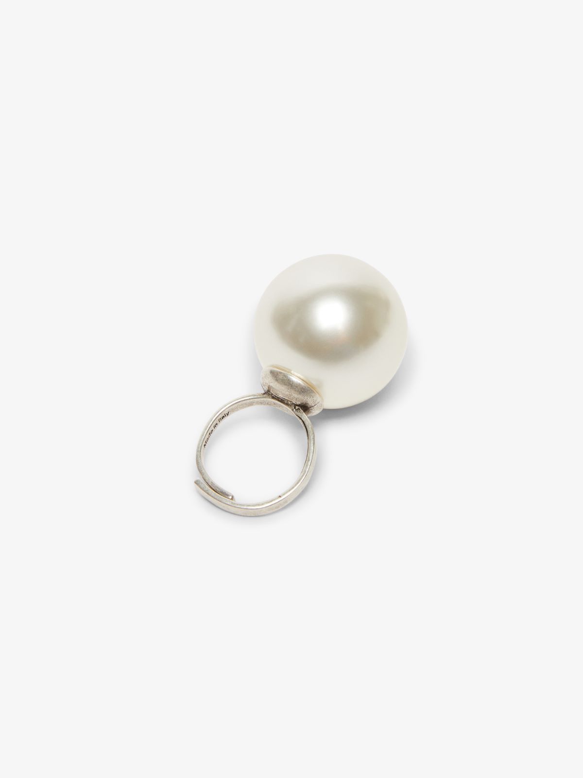 Ring with pearl