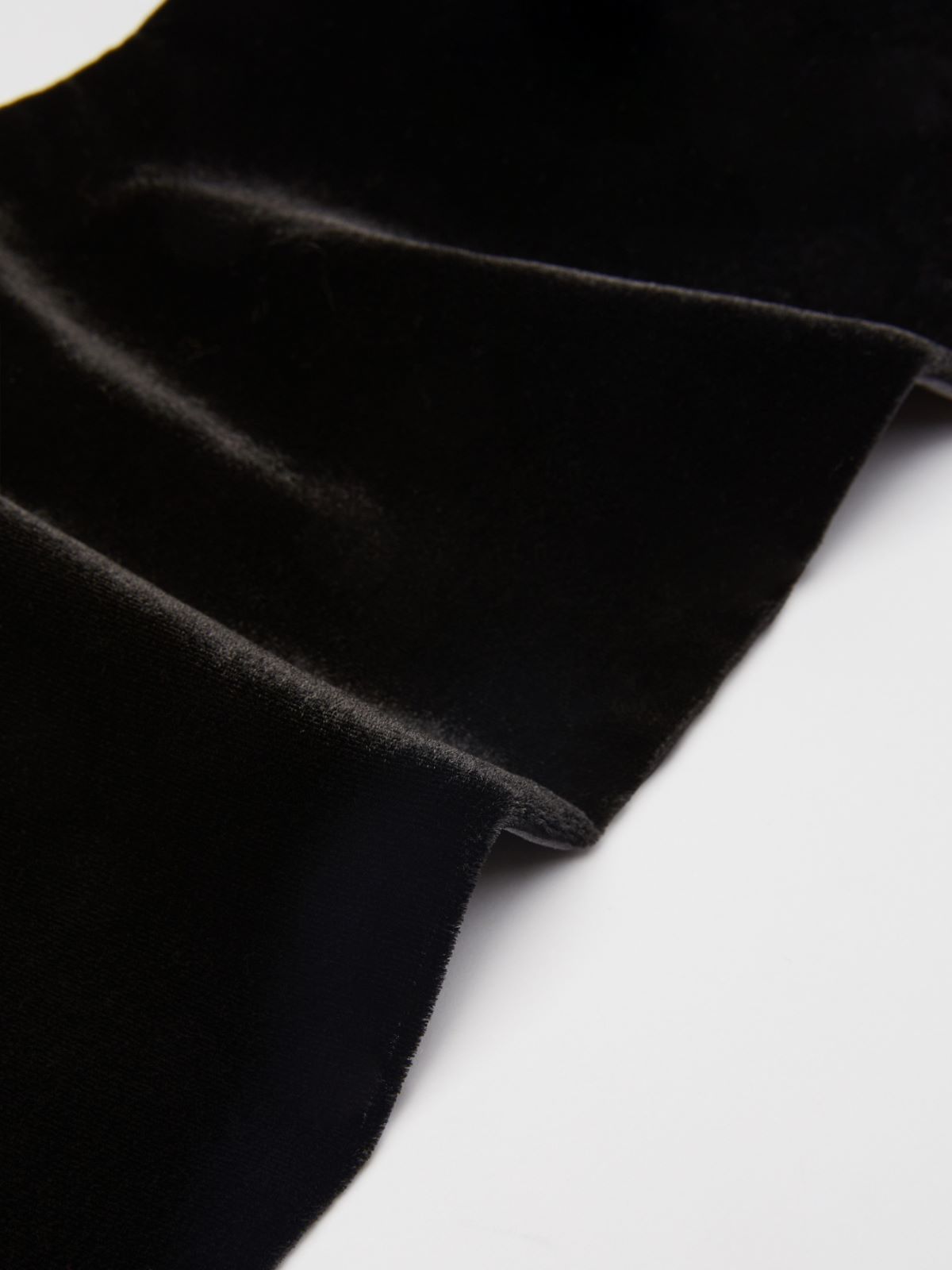 Velvet scarf with fringes