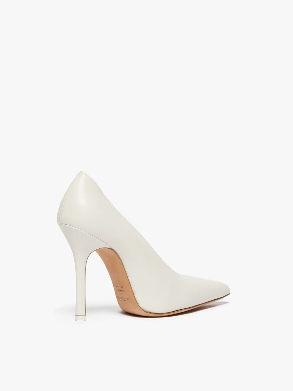 Pointed-toe court shoes