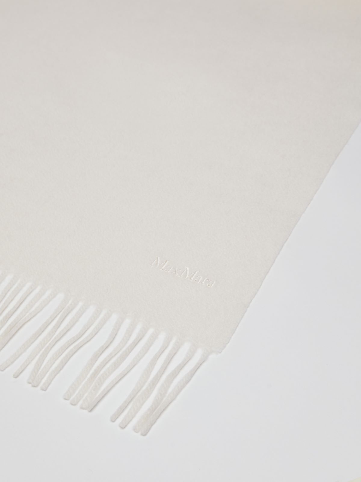 Cashmere stole with embroidery and fringes