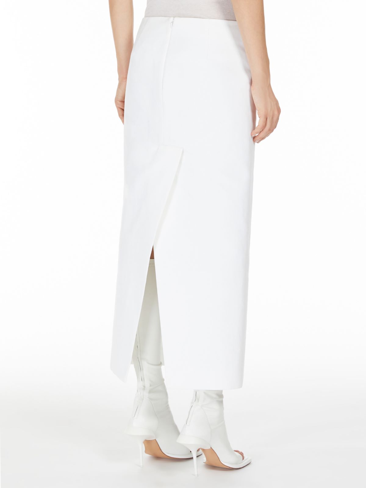 Calf-length skirt with diagonal slit