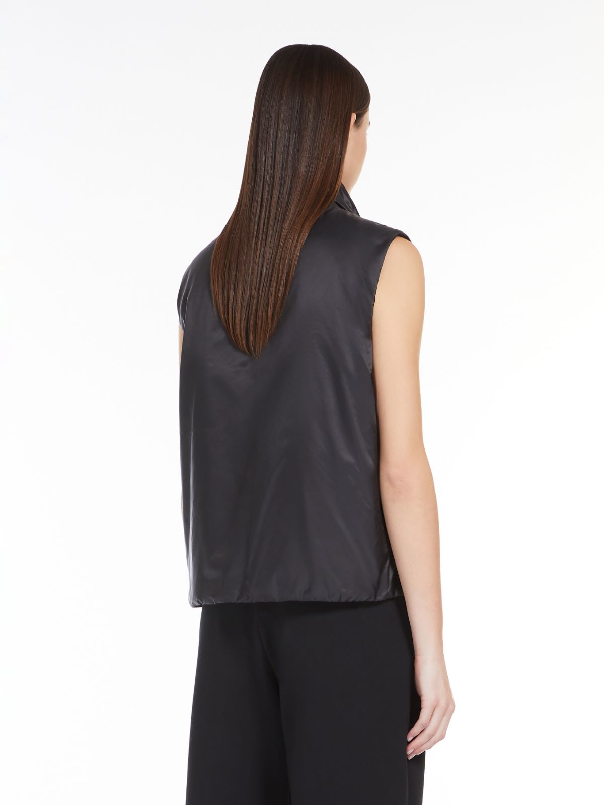 Water-repellent canvas gilet with a stand-up collar