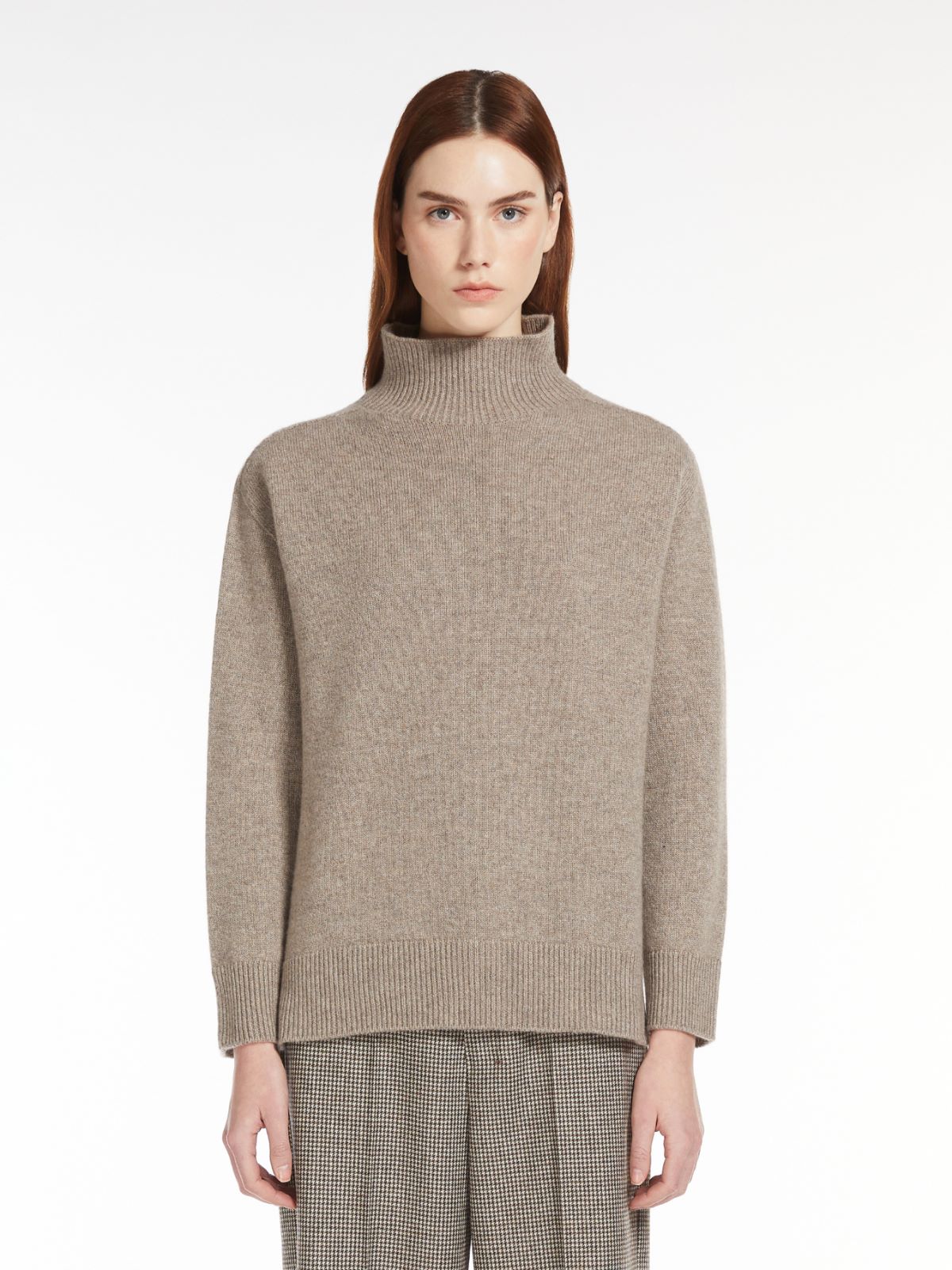 Cashmere yarn turtleneck