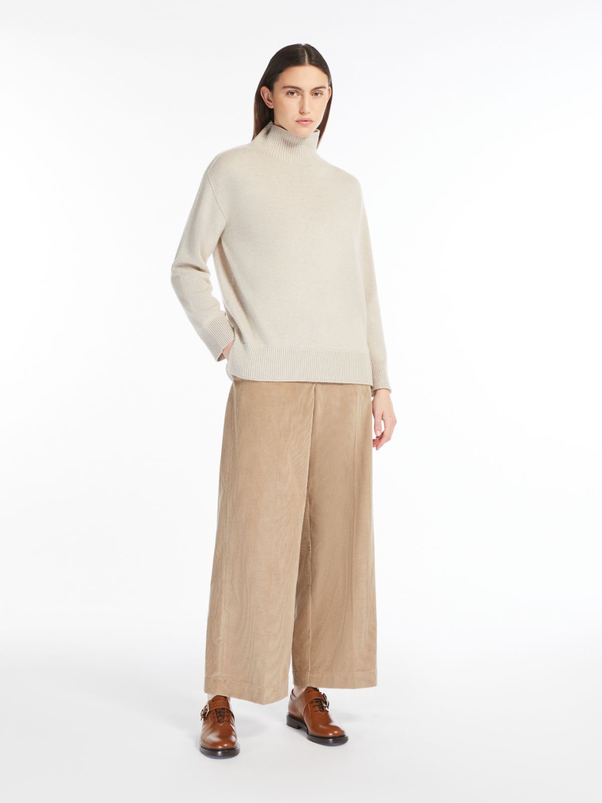 Cashmere yarn turtleneck