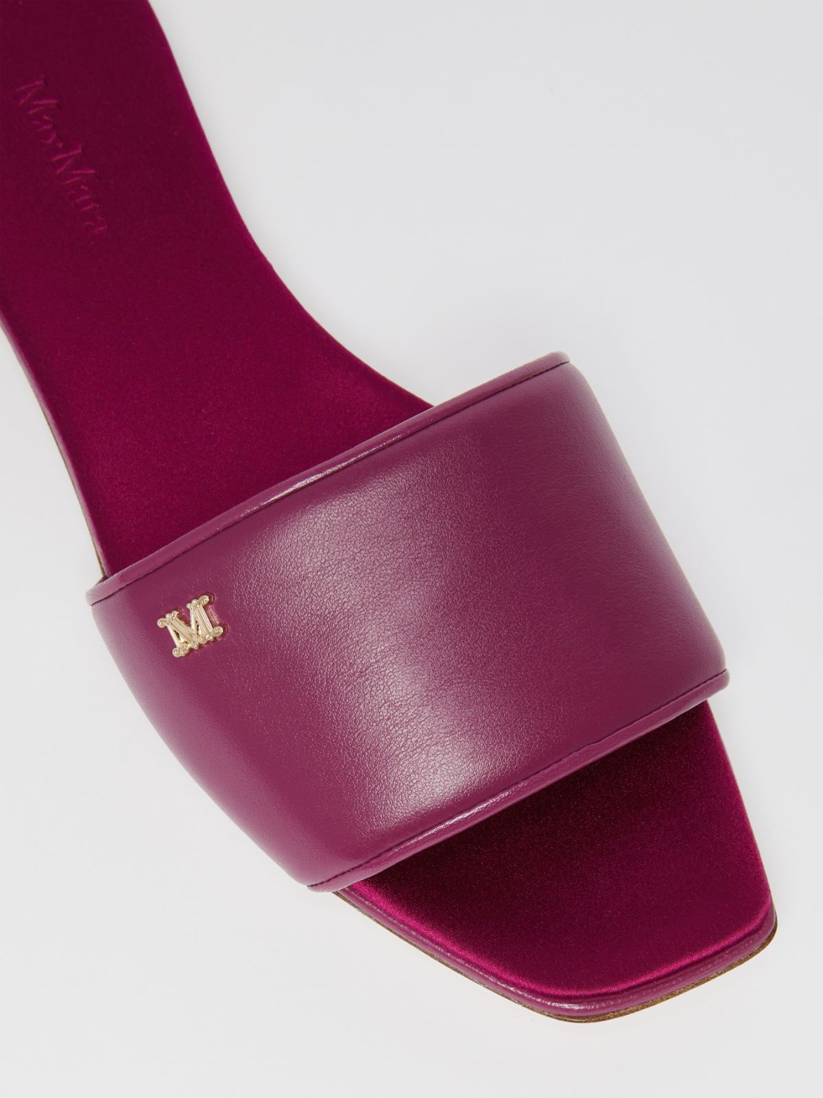 Flat leather sandals