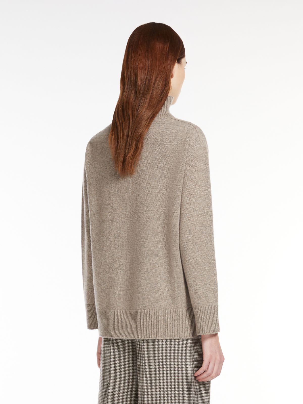 Cashmere yarn turtleneck