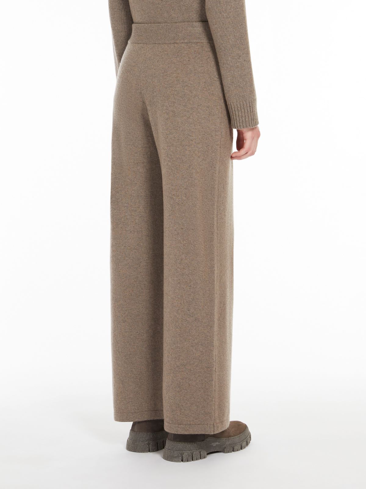 Wide-fit knit fabric trousers