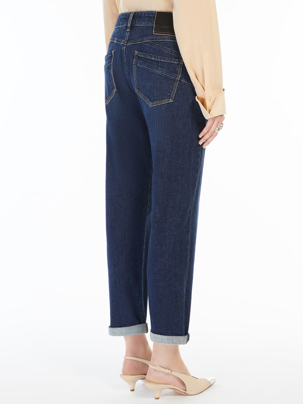 Low-rise boyfriend jeans