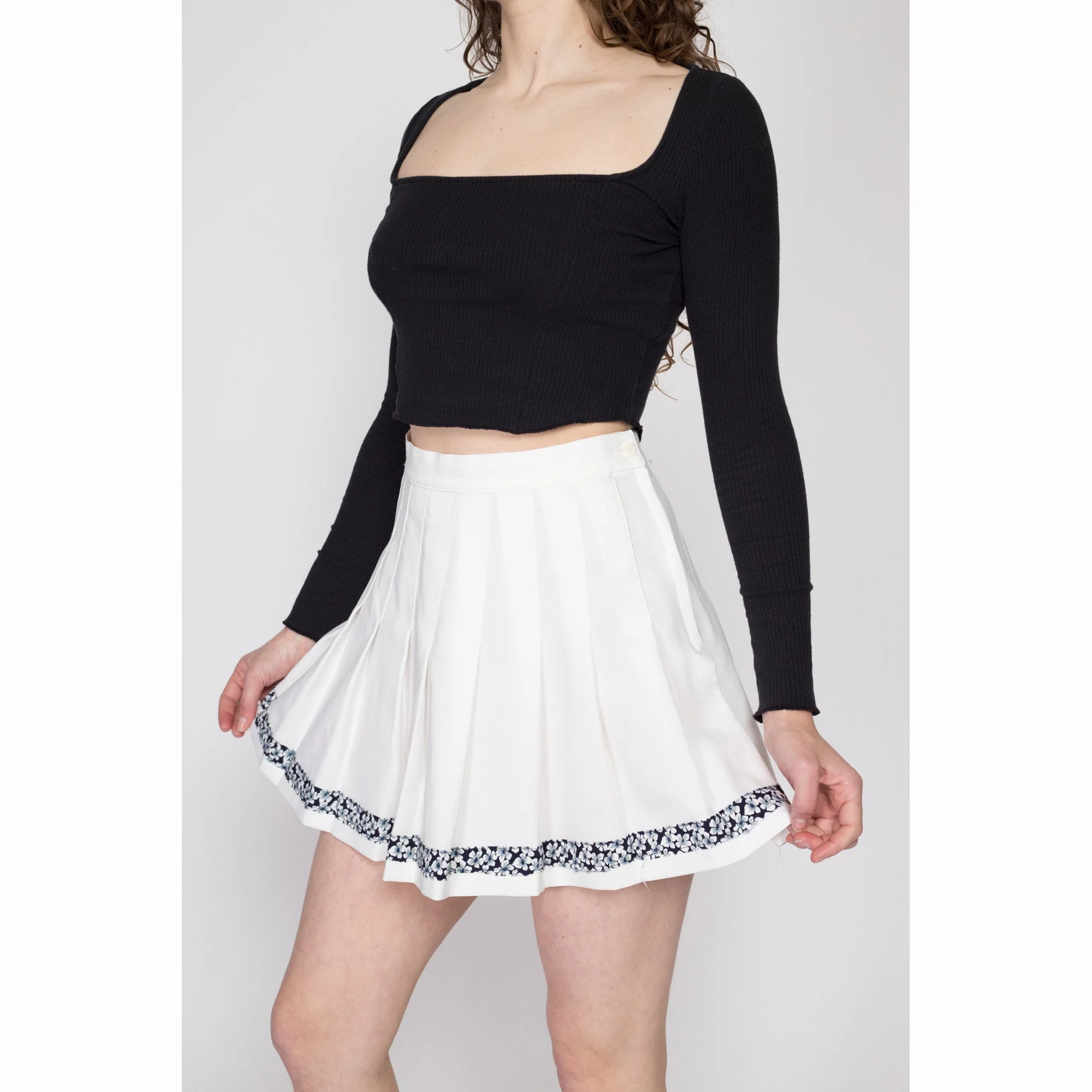 Small 90s White Floral Trim Mini Tennis Skirt 27