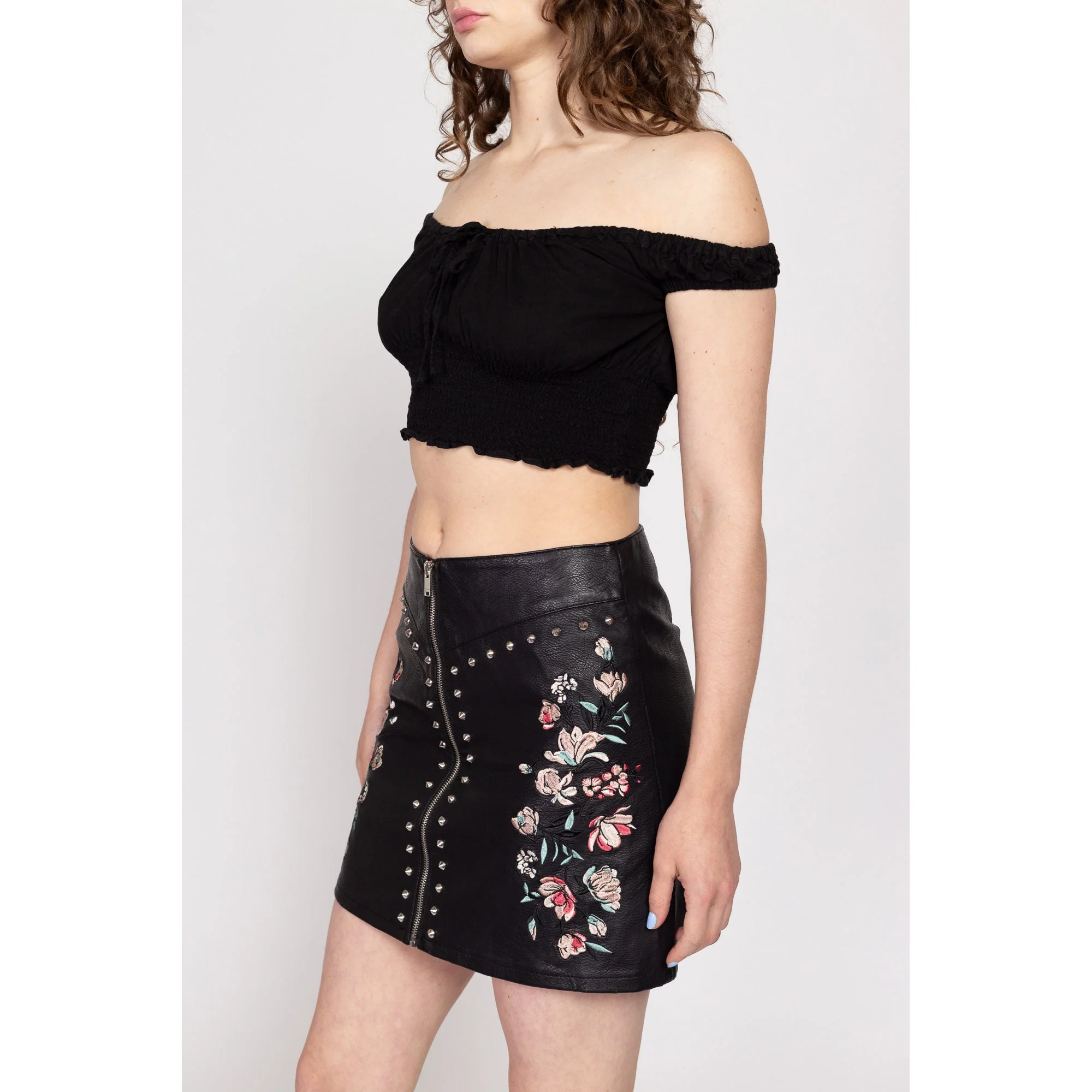 Medium Y2K Black Floral Studded Faux Leather Mini Skirt 29