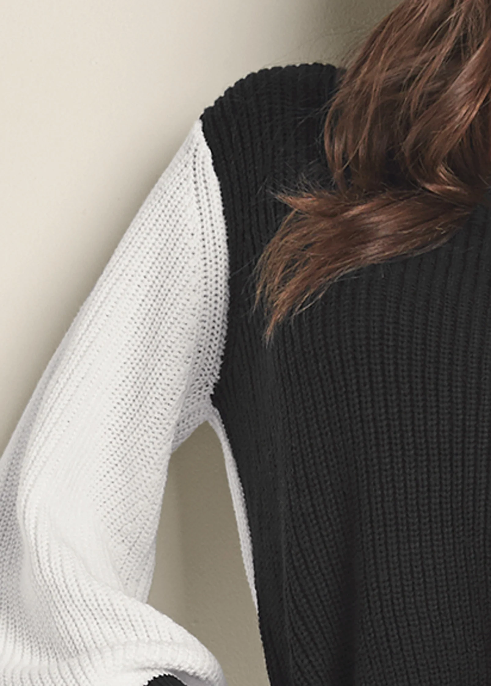 Twist V-back sweater - Off White & Black