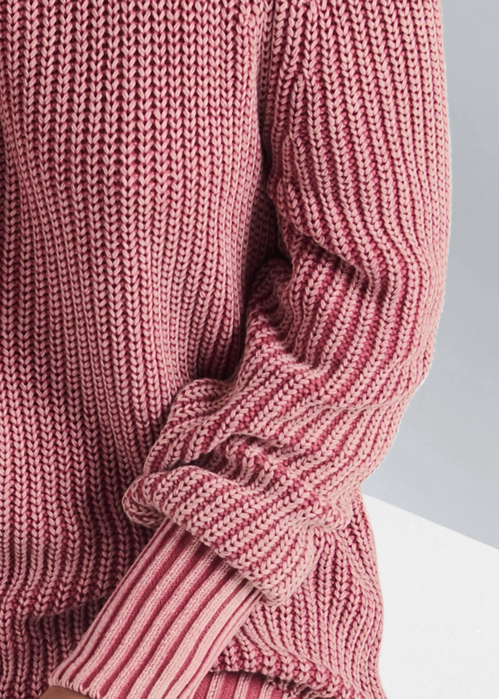 Cold shoulder mock neck sweater - Pink