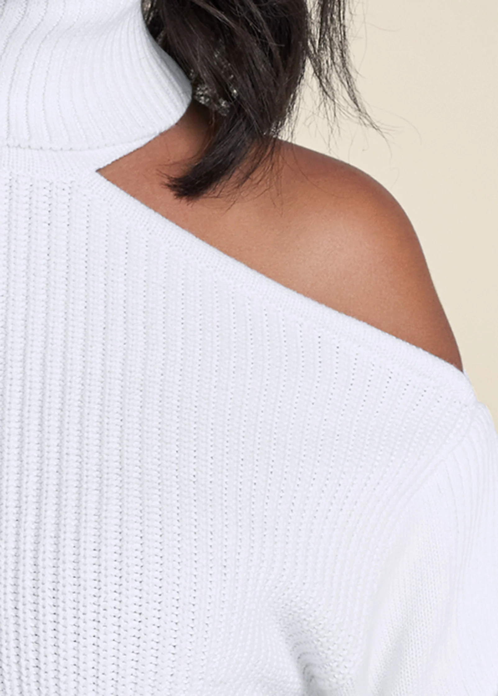 Cutout shoulder turtleneck - White