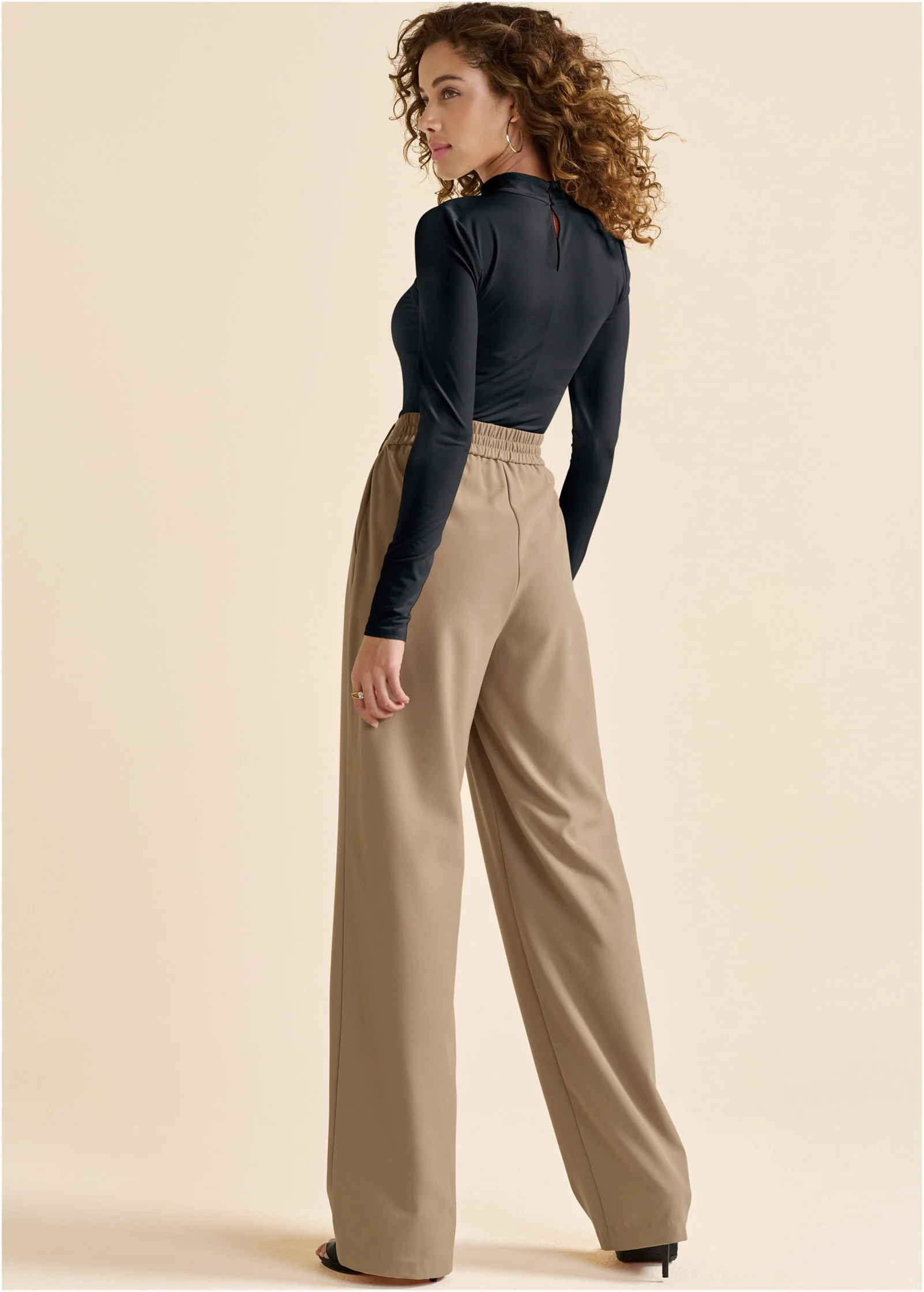 Shape Embrace keyhole top - Black