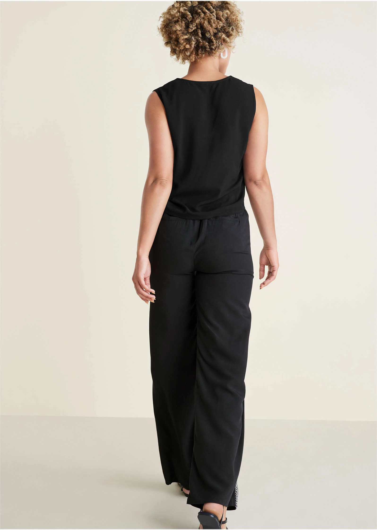 Embroidered floral tank - Black