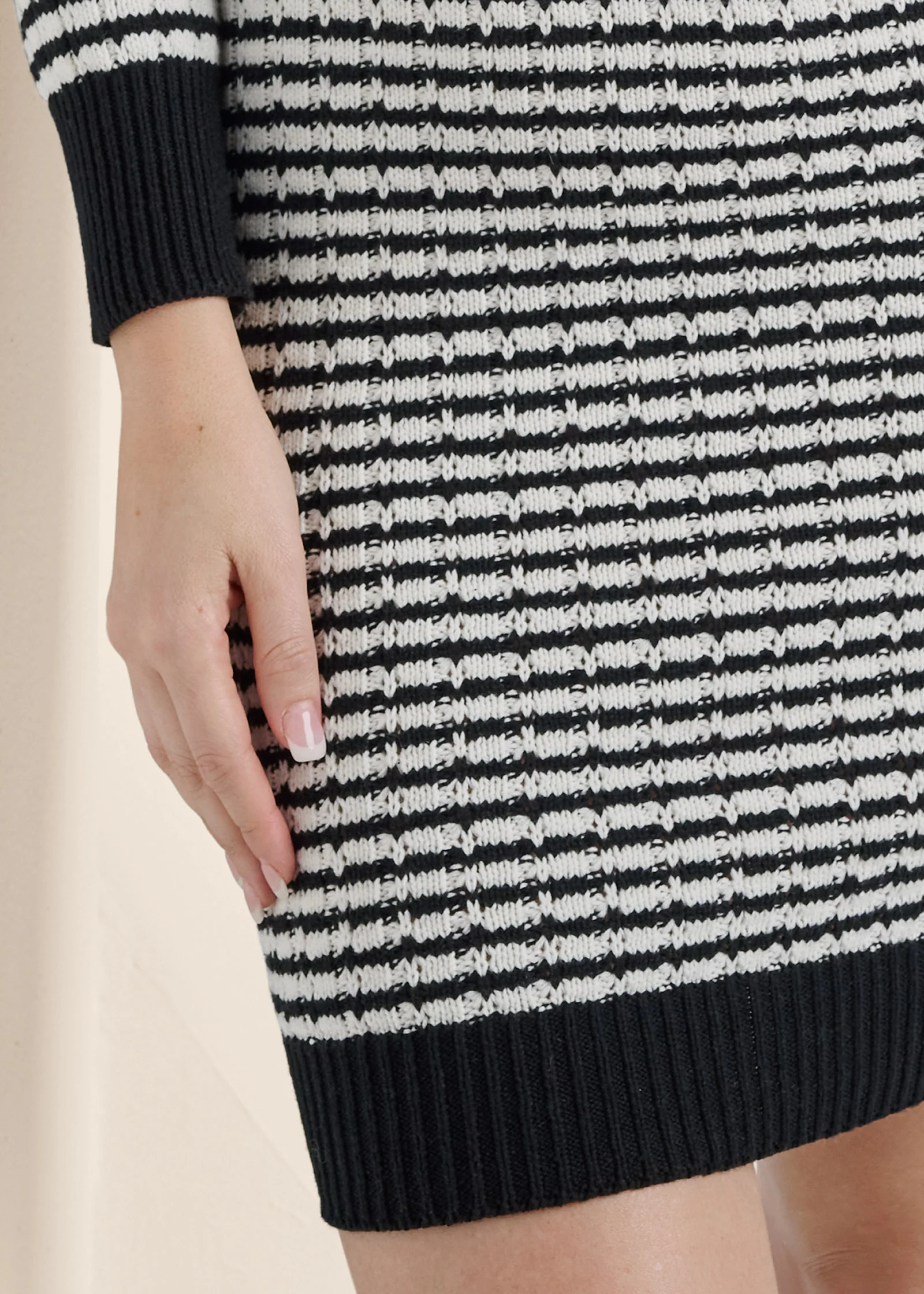 V-neck sweater dress  - Black & White