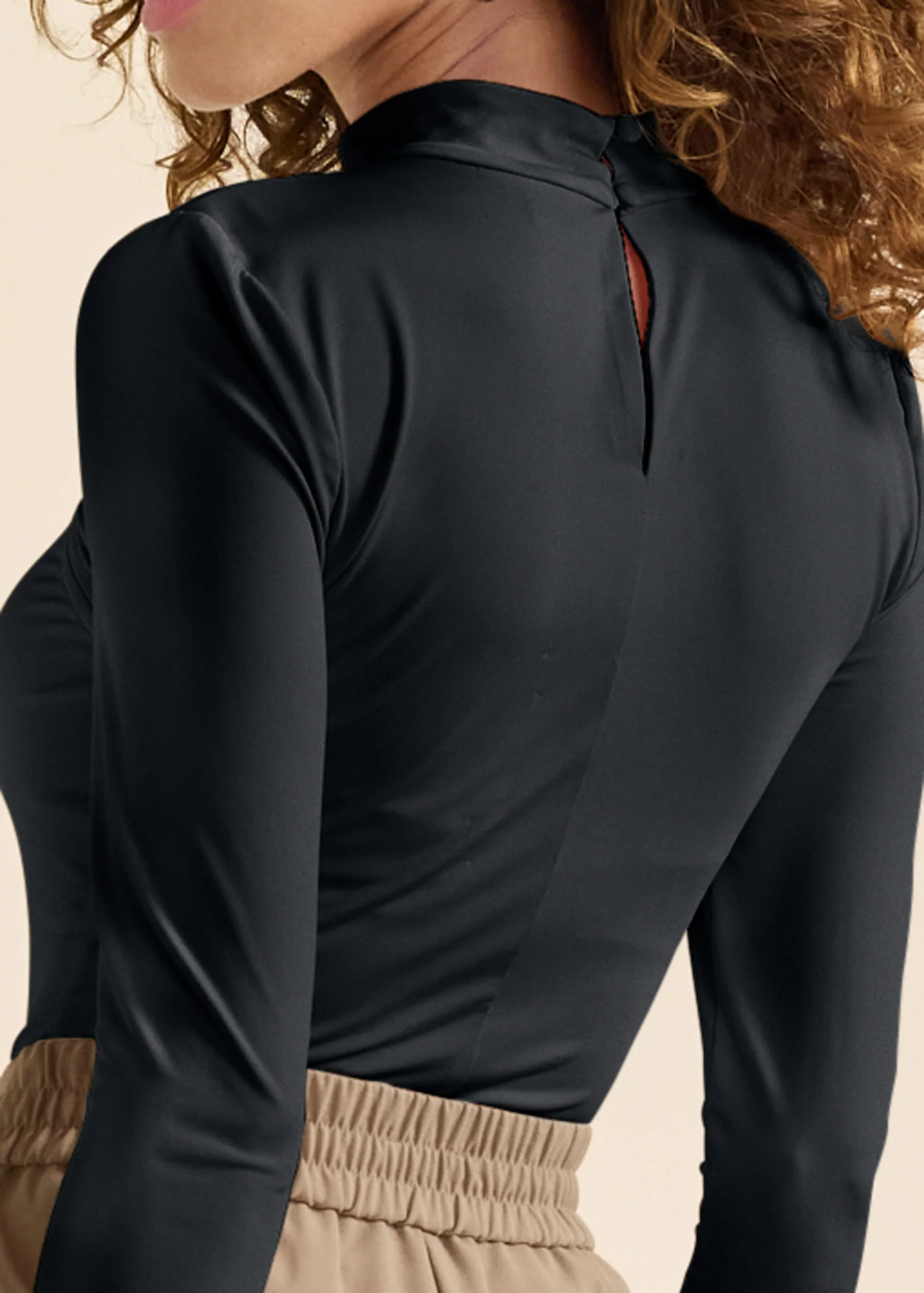 Shape Embrace keyhole top - Black