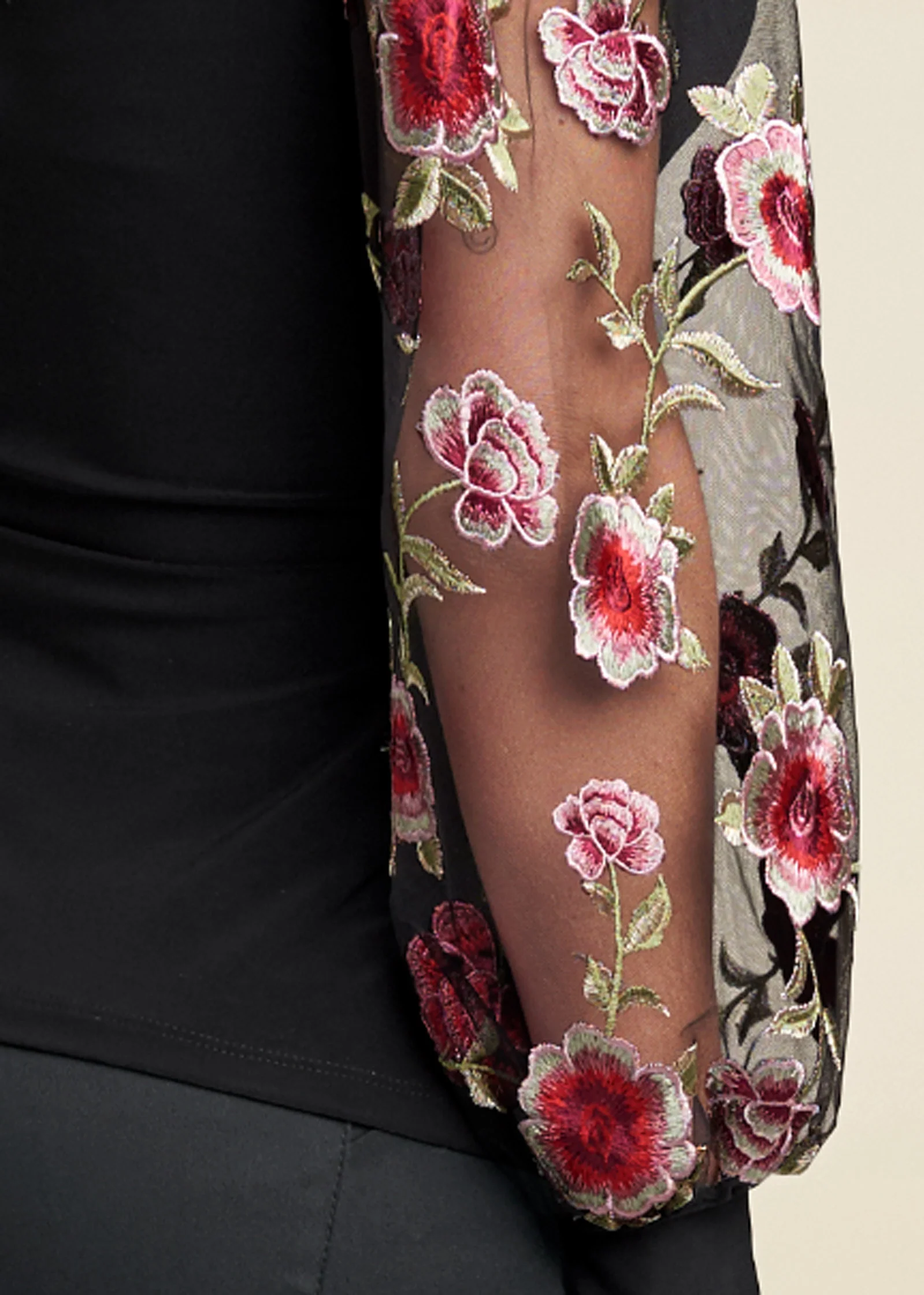 Embroidered sleeve top - Black Multi