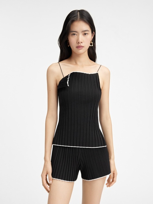 Le haut maille plissé